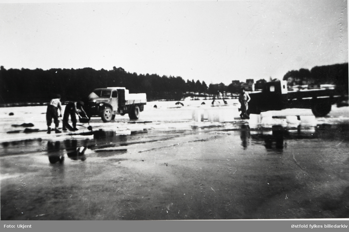 Isskjæring på Tunevannet i Tune, Sarpsborg, 1951-52.  Arne Glomvik André Skjelle, Arne Brevik. Isen ble levert til A/S Fjordfisk i Fredrikstad, med pramtransport.