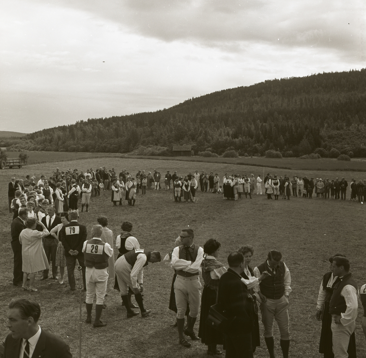 I en stor ring står danspar och förbereder sig inför en tävling, 10 juli 1965 i Hårga.
