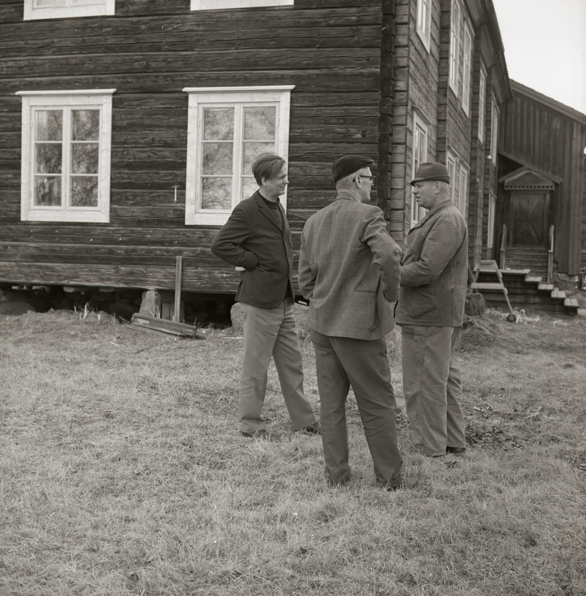 Tre män står intill hembygdsgården i Rengsjö och planerar renovering av gården, 1968 i Rengsjö.