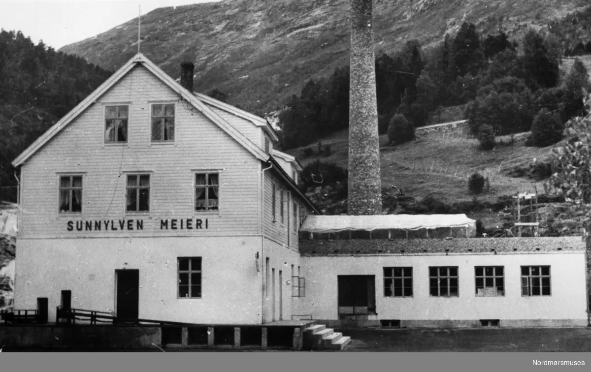 Fra Sunnylven meieri i Sunnylven i Stranda kommune. Fra en serie foto hovedsaklig fra meieriene i Møre og Romsdal. Fra Nordmøre museums fotosamlinger.