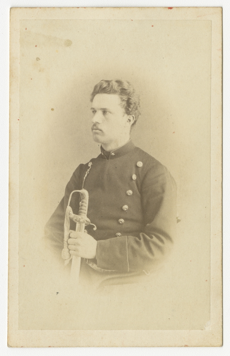 Porträtt av Oscar Waldemar Falkman, underlöjtnant vid Närkes regemente I 21.
Se även bild AMA.0007310, AMA.0014580, AMA.0014896 och AMA.0015049.