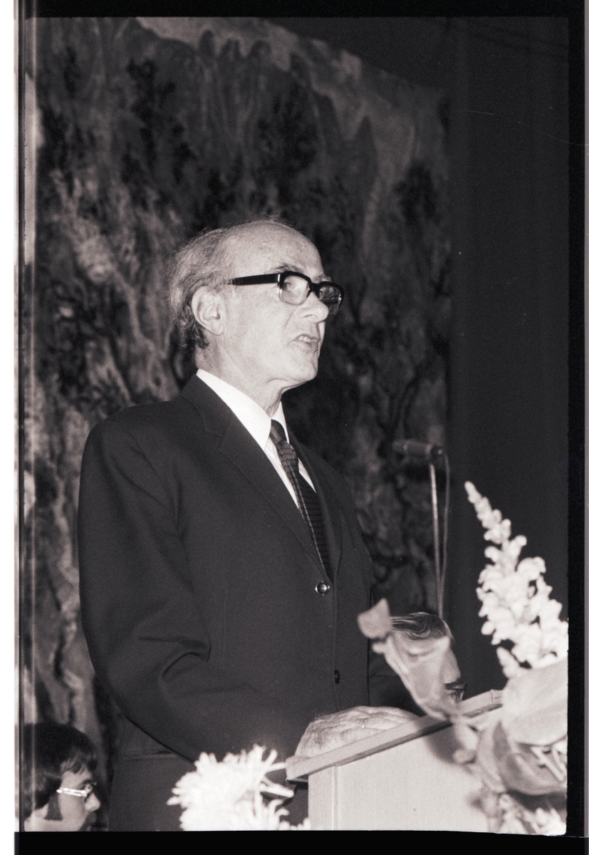 Statsminister Bratteli taler under festspillåpningen i 1975.