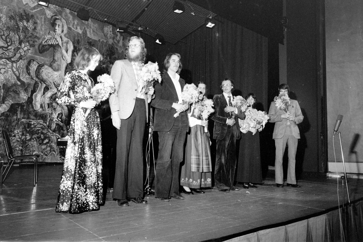 Deltagere på scenen i forbindelse med amatørkonkurranse under FINN 1975.