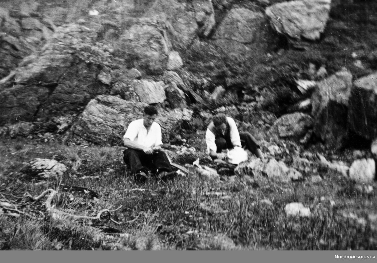 2 gutter koker kaffe på fjelltur i Surnadal ca 1936. Eier av familiealbumet er Odd Williamsen. Fra Nordmøre museums fotosamlinger.