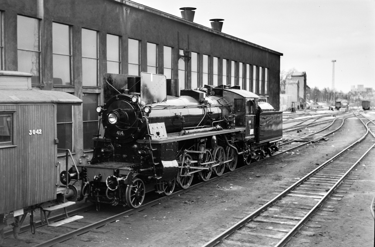 Nymalt og nyrevidert damplokomotiv type 26c nr. 414 på Marienborg.