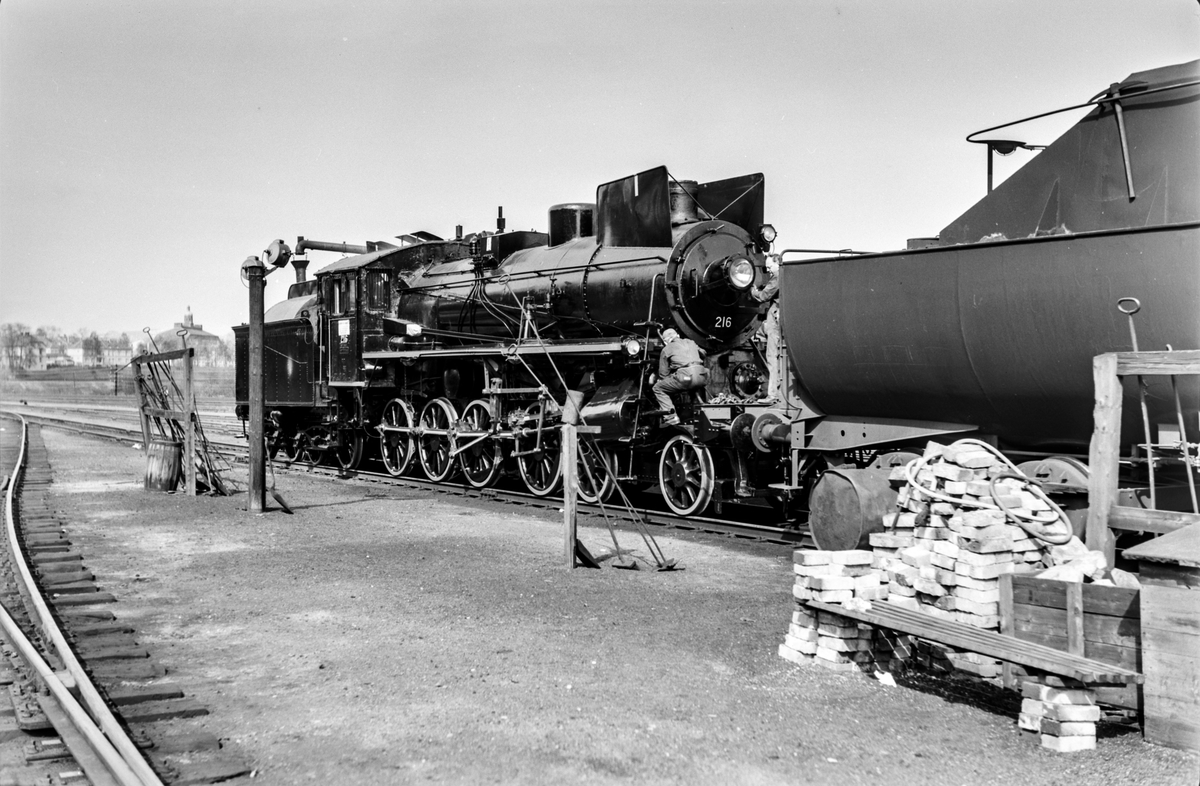 Nymalt og nyrevidert damplokomotiv type 26a nr. 216 på Marienborg.