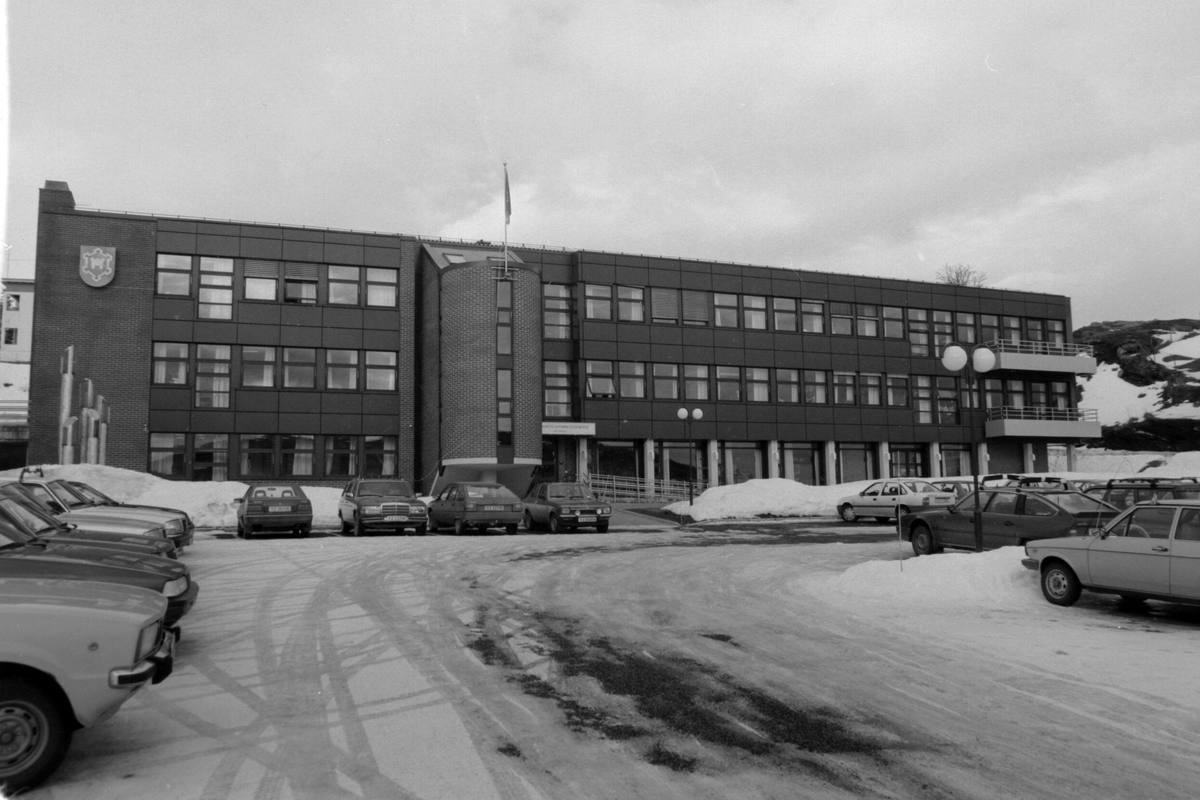 Kontorene til FBT i Harstad. Parkeringsplass i forgrunnen.