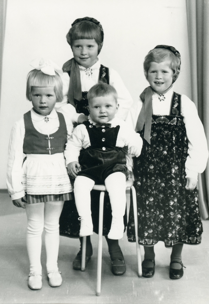 Barna til Ola og Astrid Haugstad.
frå v.Solveig,Anne Gerd og Solveig Haugstad.
Framom sit Sander Haugstad.