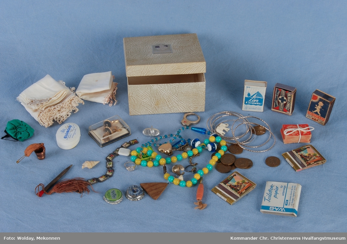Eske med personlige ting samlet fra ungdomstiden, 1960-tallet.