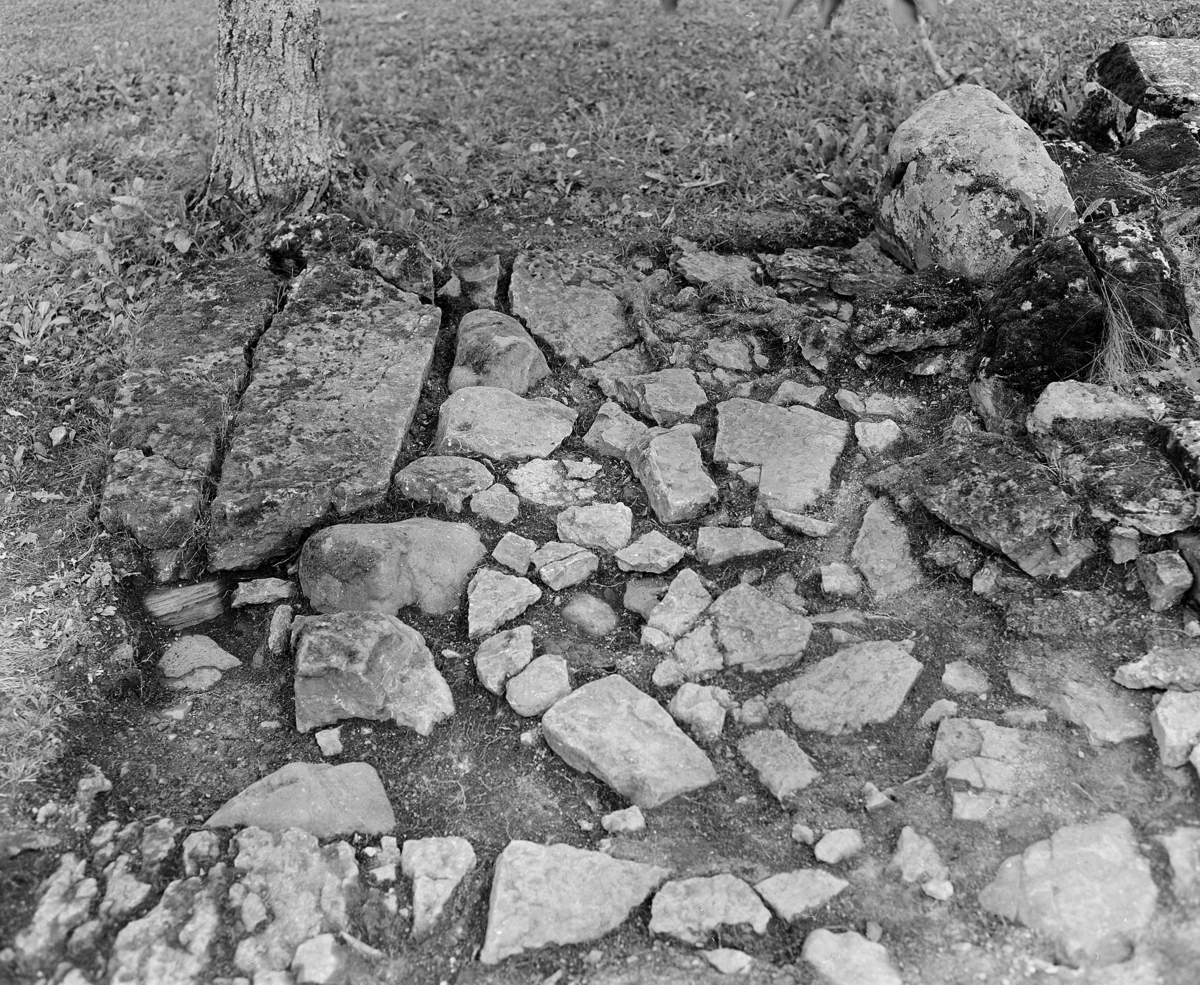 Utgravinger, arkeologi ved Hamar Domkirkeruin, Alf Tore Hommedal. Prøvefelt 1. Den kalkløse steinsetttinga, søre del. Sett fra nord.