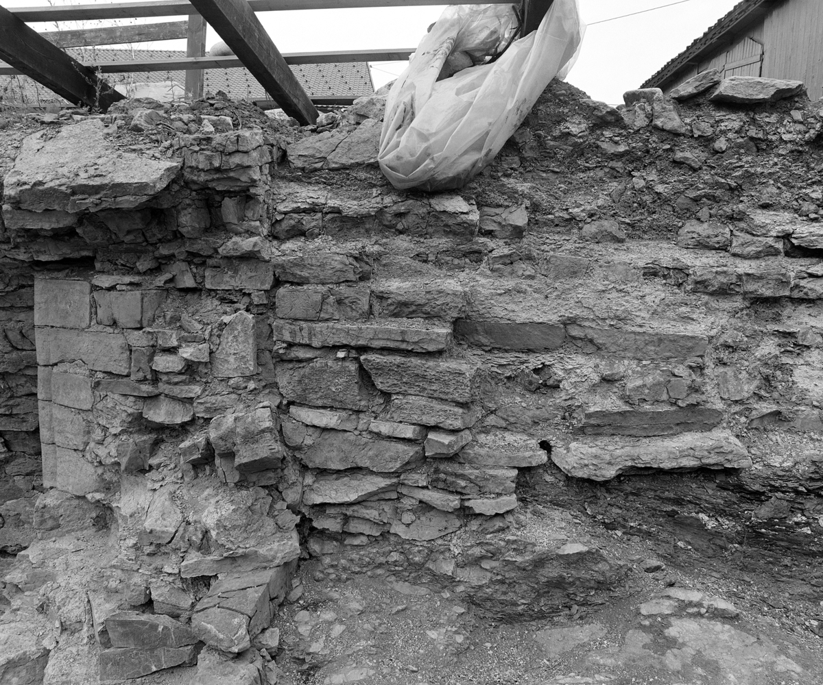 Arkeologiske undersøkelser i kjellerruin vest for drengestua 1986-1989. Nordvegg i den nyere delen av kjelleranlegget etter utgravning 1989.