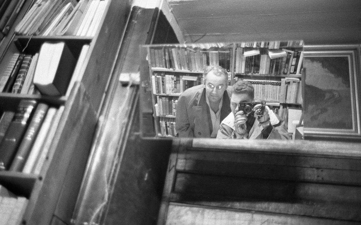 BokVicke och fotografen Torbjörn Ehrnvall i skvallerspegeln på Antikvariat Bokfenix, Uppsala 1962