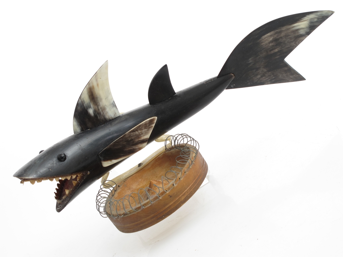 Askebeger, dreid av rått tre, påmontert en spiralformet ståltråd rundt kanten, og en en pyntefigur, i form av en hai, laget av et horn,
