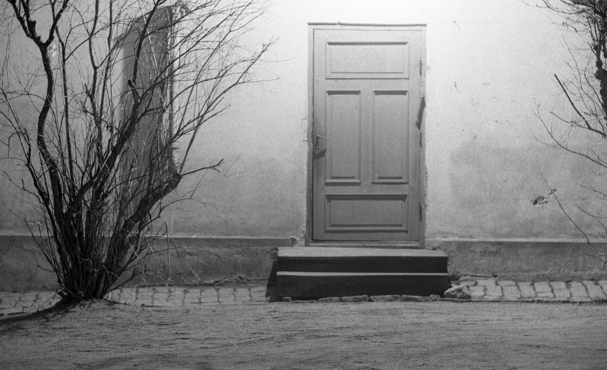 Dörr i kvällsljus, Uppsala 1962