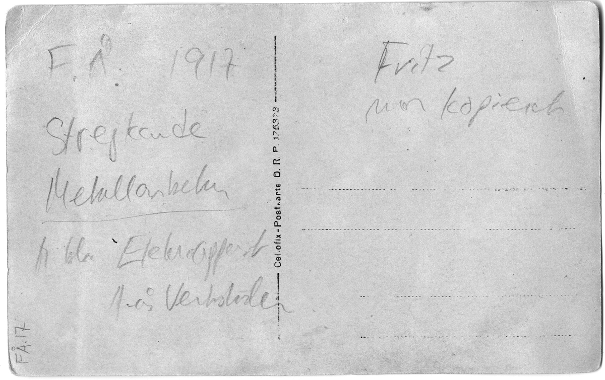 Strejkande metallarbetare 1917.

Bruntonat vykortspapper, 10 x 15. 
Kopian gjord av Fritz Åséns mor.