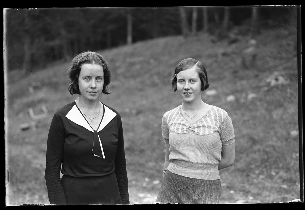 Två kvinnor fotograferde utomhus. I fotografens anteckningar står det "Antonssons, Vadsjö".
