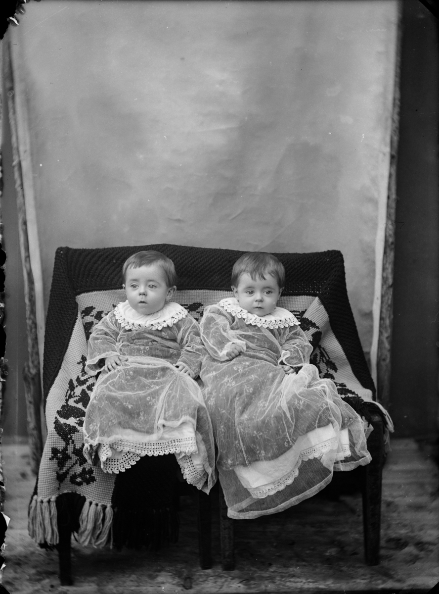 Tvillinger i kjoler, 0-1år, atelierfoto