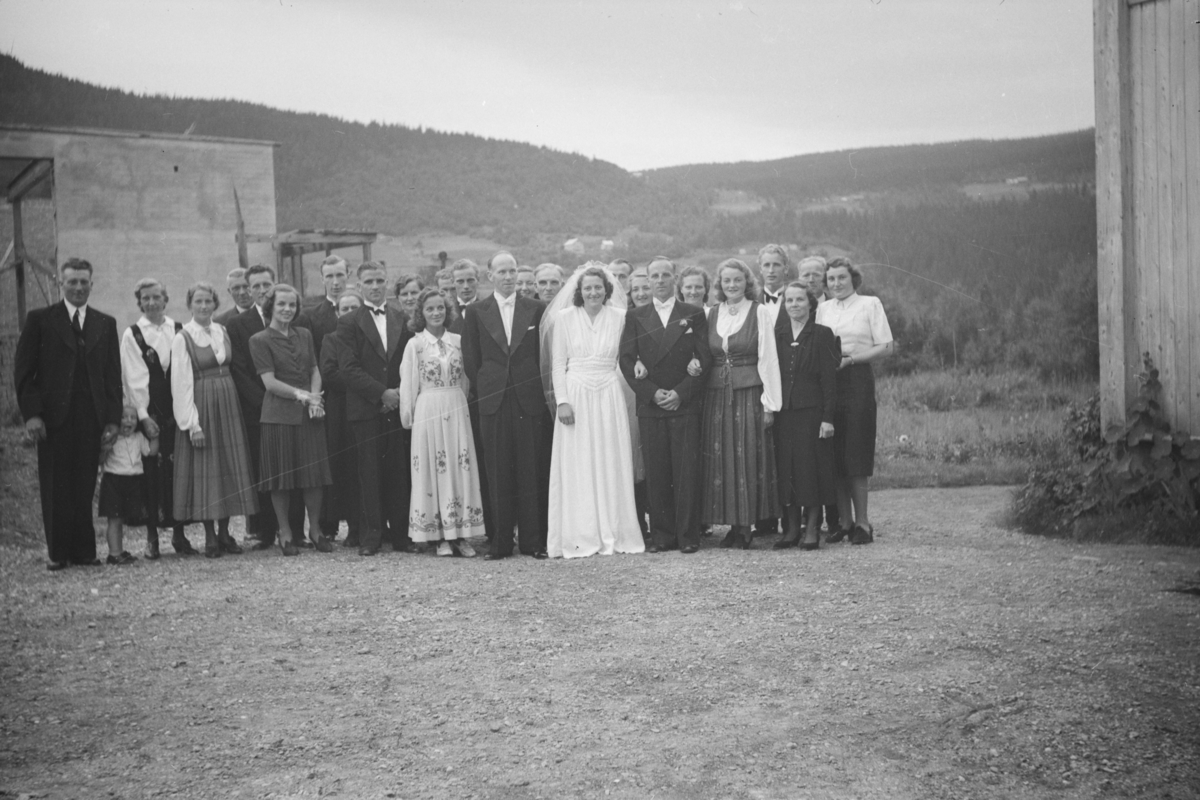 Bryllupet til Ruth (født Børresen) og Henry Granlund, Aspevang i Vestre Gausdal