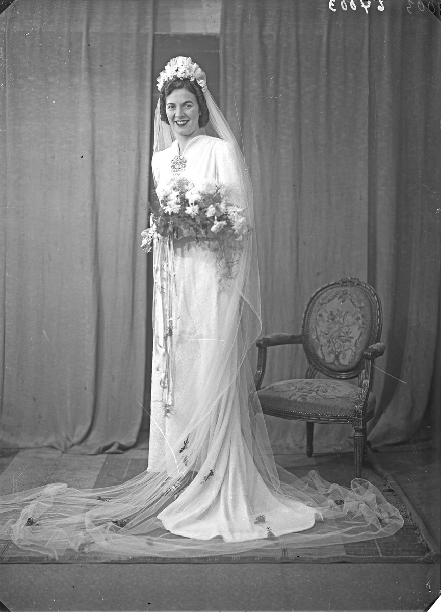 Portrett. Brudebilde. Ung kvinne i hvit brudekjole med slør. Brud. Bestilt av Audun Kvale. Hordalandsgt.
