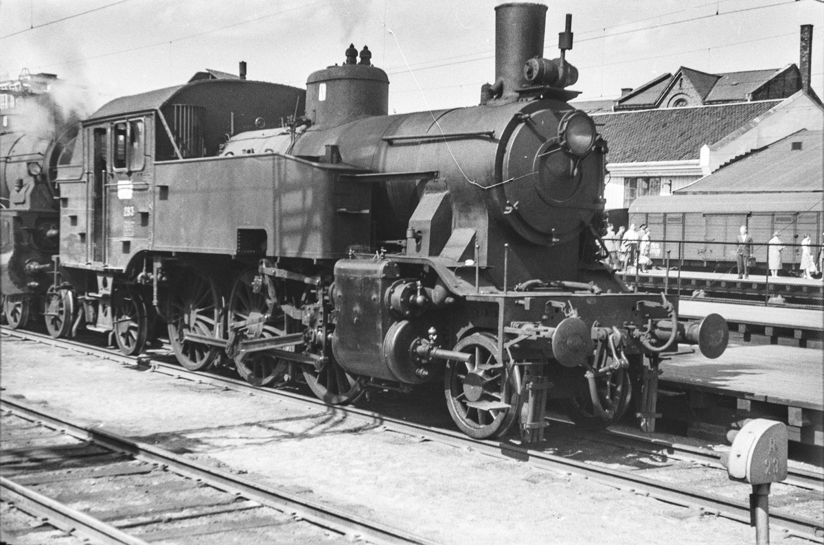 Damplokomotiv type 32a nr. 283 som ekstra forspannlokomotiv i persontog på Oslo Østbanestasjon.