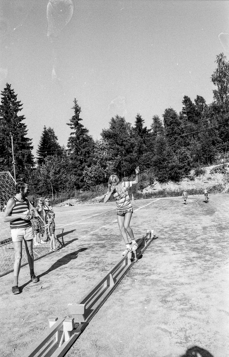 Siggeruddagen 1982. Lek med sekkeløp, hest og sulky med barn, barn og ungdom som leker.