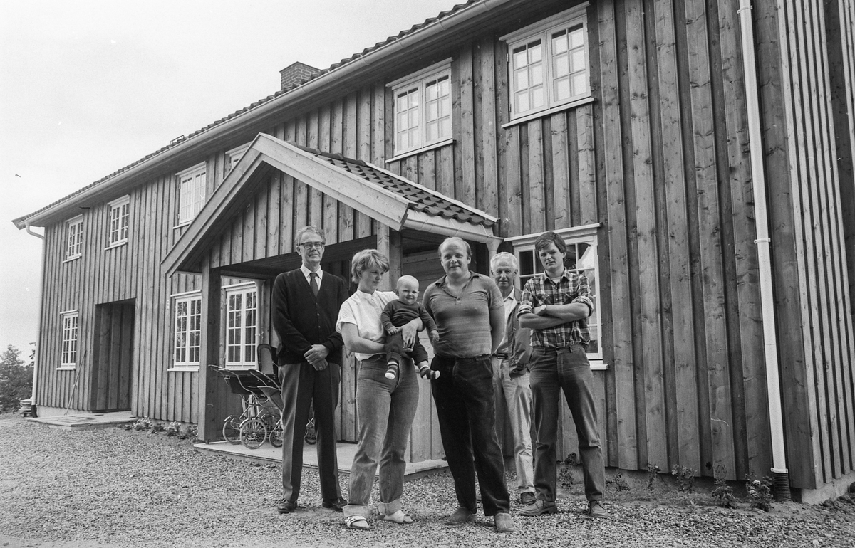 Bransjepris for rehabilitering av tømmerbygning fra 1750. Haldis og Helge Thirud med barna på armen på Haugerud gård, Holstad i Ås, med hjelp av byggmester Thorvald Johansen og arkitekt Erik Aas.