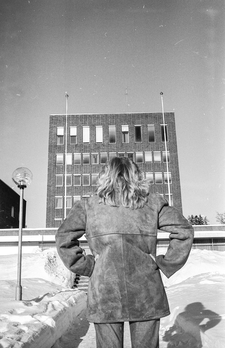 Kvinner i Ski kommune er lavlønte. Kvinne bakfra på vei opp til Ski rådhus.