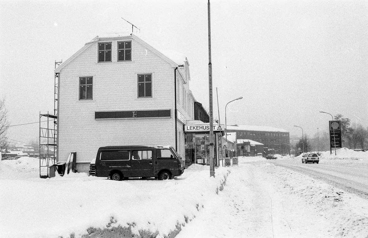 Rom-huset eller Lekehuset i Jernbaneveien i Ski er solgt av Husebyfamilien til Olav Thon for 5 mill. Skal rives for å gi plass til Ski Stosenter.