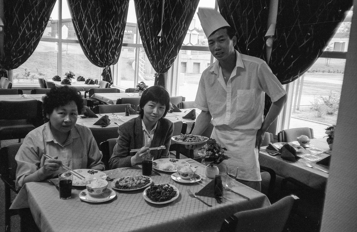 Ny kinaresturant i Ski Næringspark. Rong Hua House. Kokken Ming Hua Sai serverer mat til sin kone Chen Rong Juan og datteren Dai Ping.