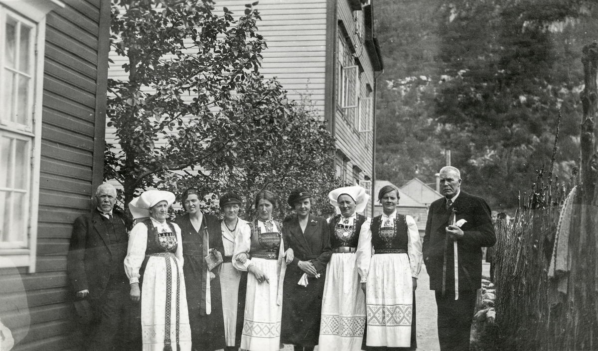 Familien Apold og andre på Bakke 17. mai 1933