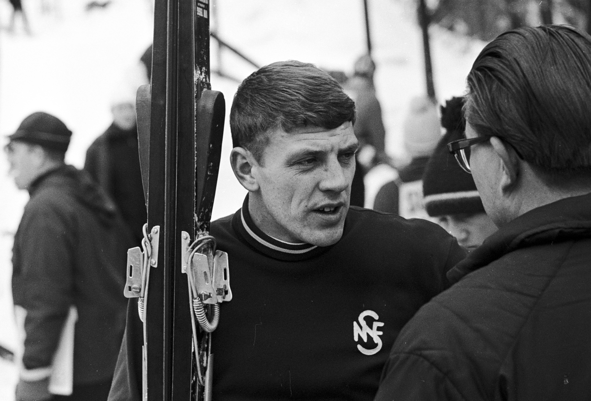 Lars Grini snakker med en mann, NM i hopp for junior, Midtstubakken. Fotografert februar 1969.