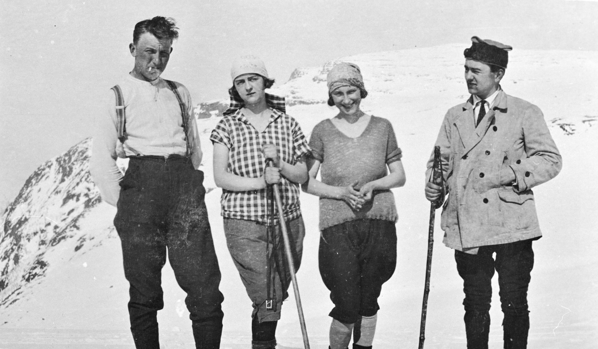 Lars og Torbjørg Hagen med Anna og Ola Prestegård på skitur til Freimstølen.