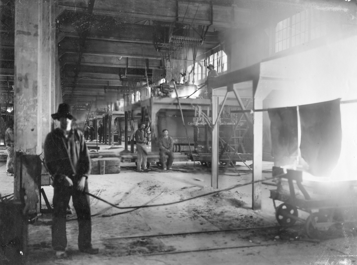 Tapping av ovn ved Oddafabrikkane, "Karbidfabrikken" i 1910.