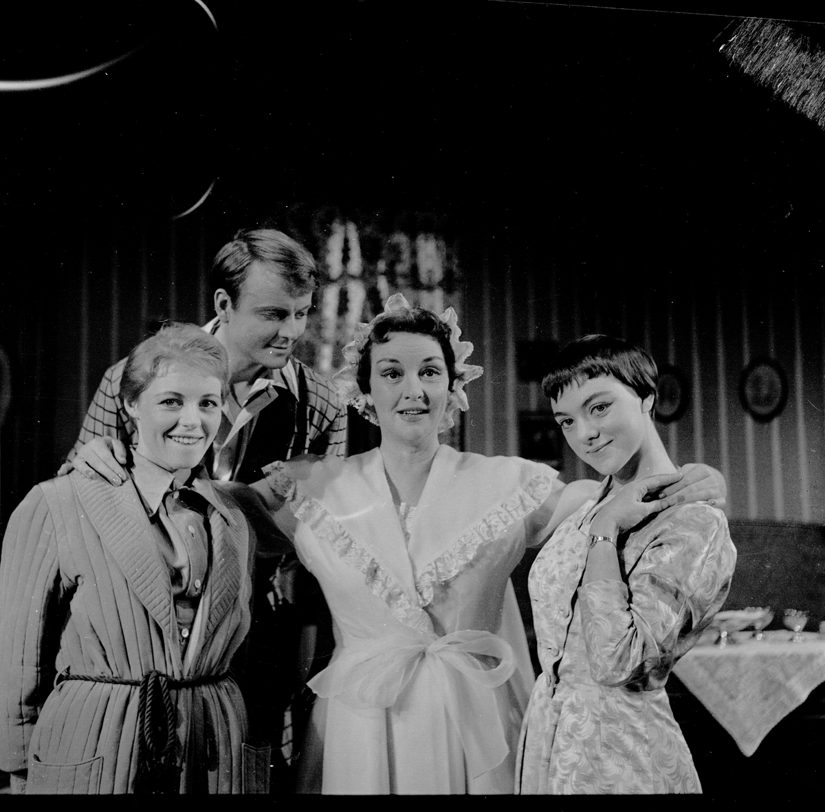 Fra teaterforstillingen "Vår i luften" på Folketeatret. Fra venstre Kari Simonsen, Per Lillo Stenberg, Else Heiberg og Marit Bolling. Fotograftert 12. mai 1958.