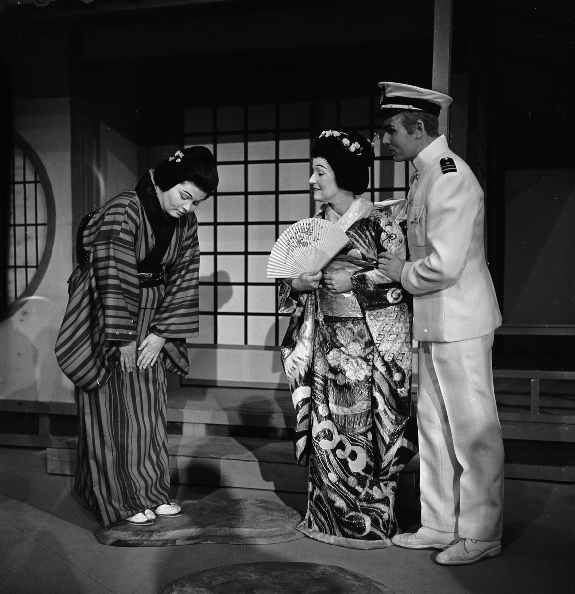 Fra oppsetningen av "Madame Butterfly" på Folketeatret. Skuespillere på scenen. Fotografert 1. april 1964.