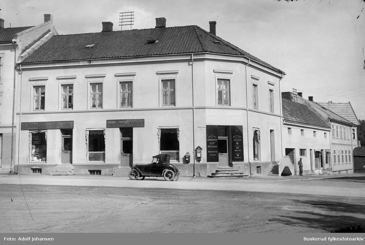 Nordre Torv 1.  i Hønefoss. Kolonial No 1
Kooperativen