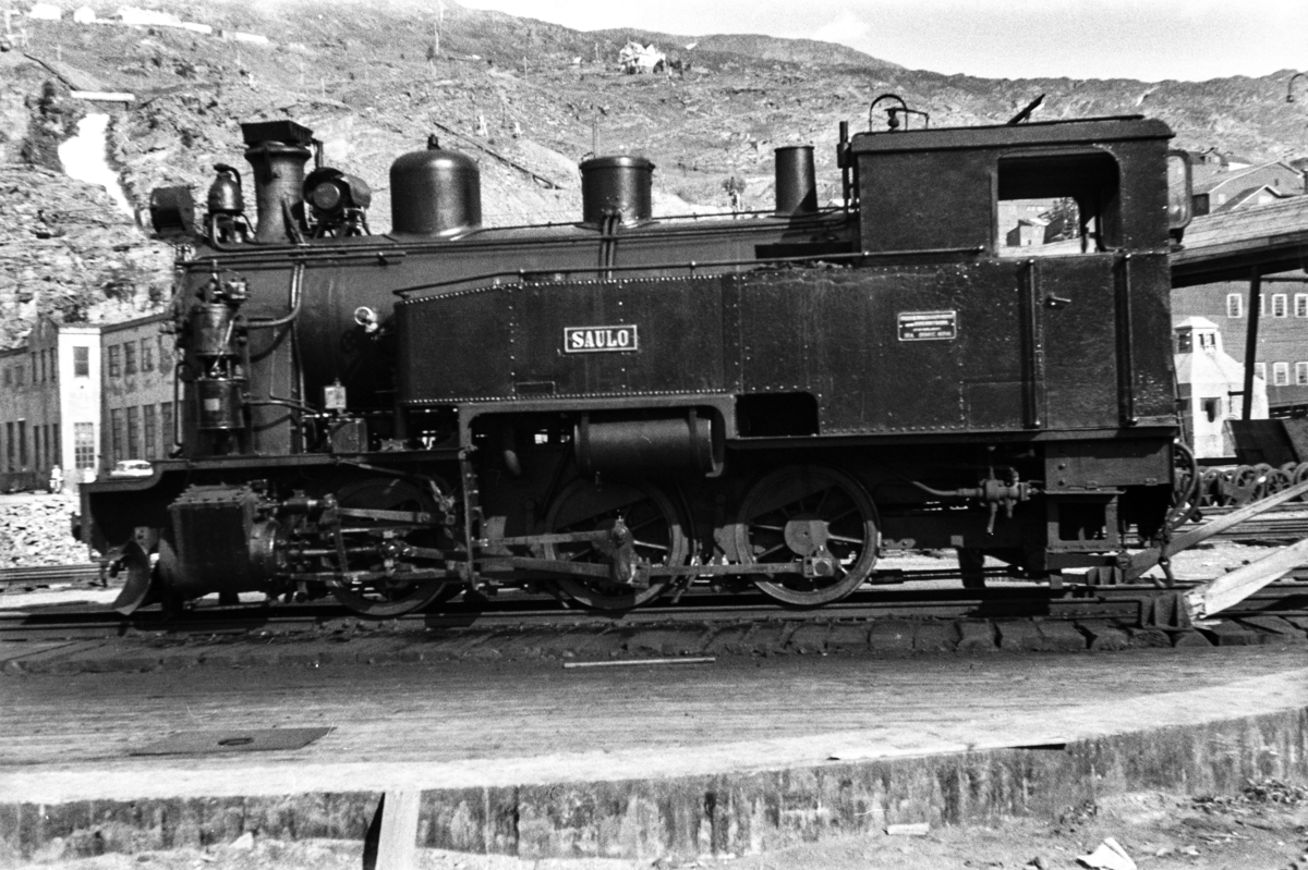 Sulitjelmabanens damplokomotiv SAULO på svingskiven i Lomi.