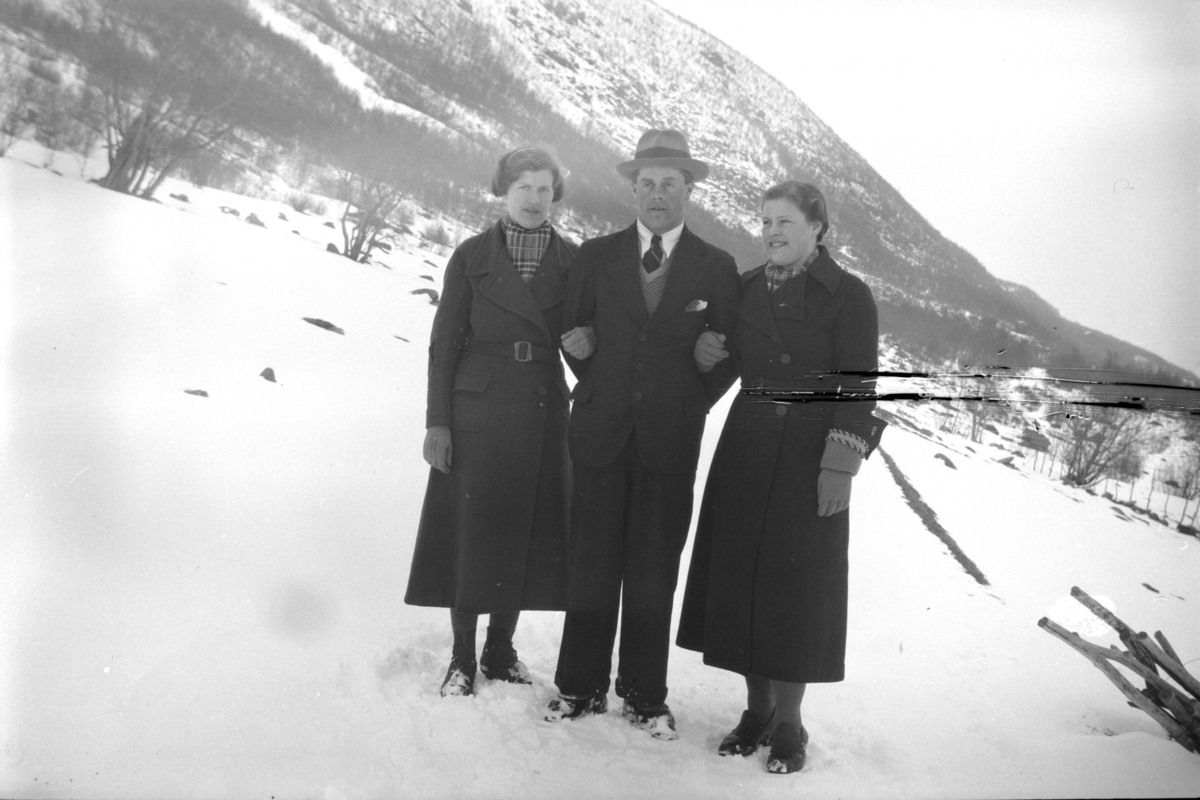 To kvinner og en mann, fotografert utendørs på Andørja.