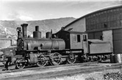 Sulitjelmabanens damplokomotiv nr. 85 ved lokomotivstallen i