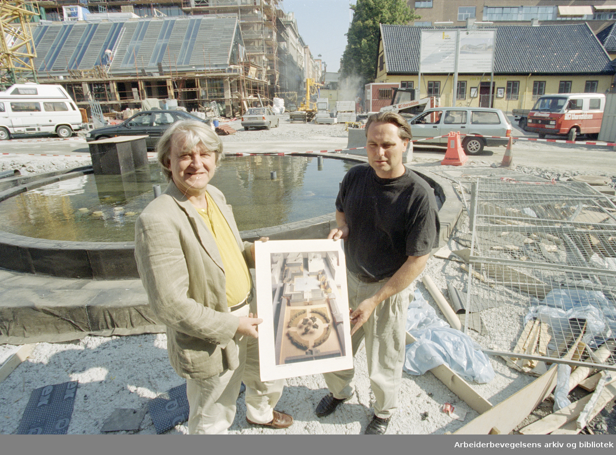 Christiania torv. Torstein Ramberg og Helge Hansen overvåker byggingen av det nye torvet. 14. august 1996