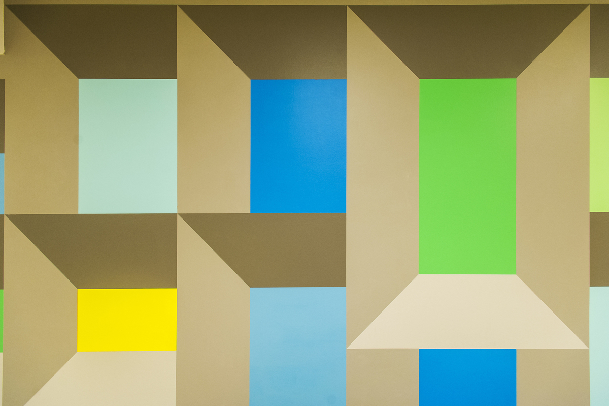 Geometriske former i ulike farger malt rett på vegg.