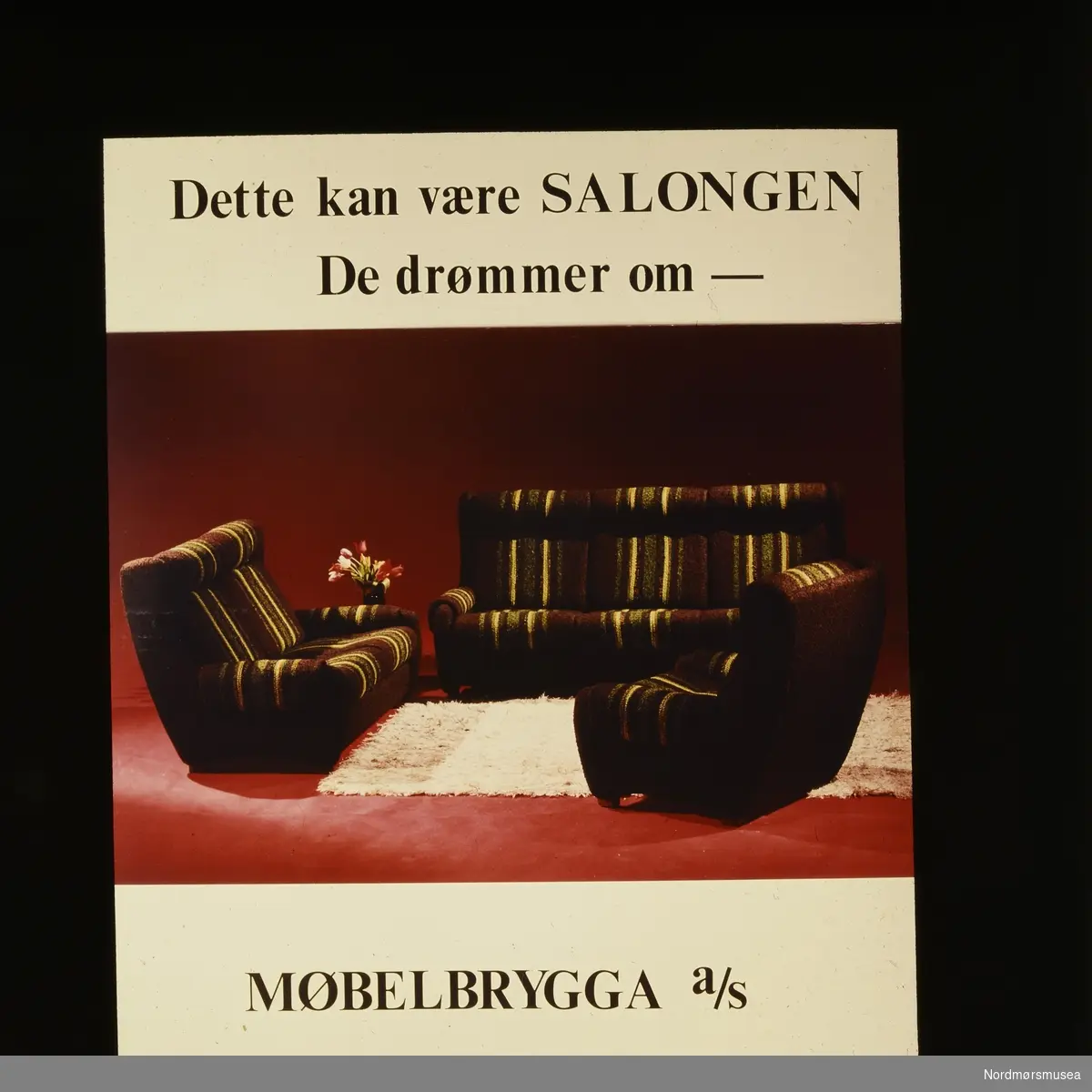 "Dette kan være SALONGEN De drømmer om - Møbelbrygga a/s" Fra en samling med kinoreklame i Kristiansund. Giver er Erling Sæther. Fra Nordmøre museums fotosamlinger.