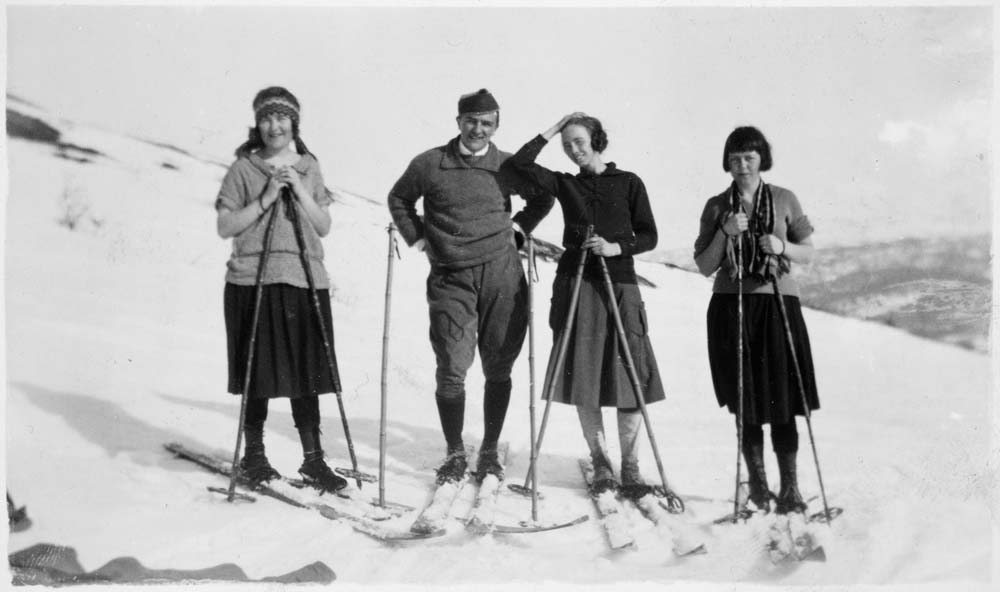 Fire personer på skitur. En mann, tre kvinner. Antatt i Øyfjellet.
