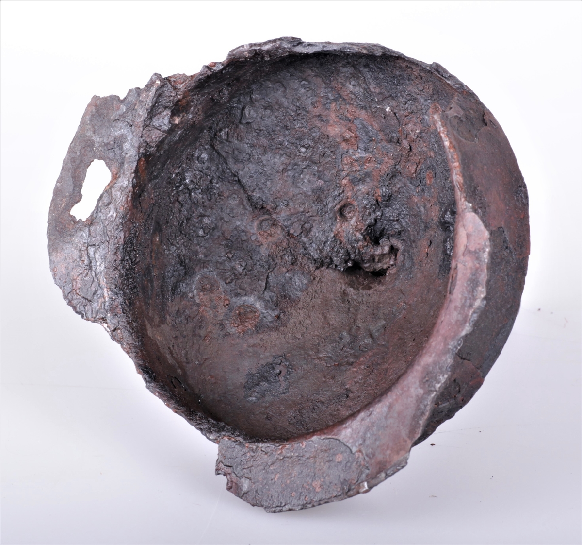 Skjoldbule av jern av typen R. 217 fra yngre romersk jernalder funnet i en gravhaug ved Østre La.