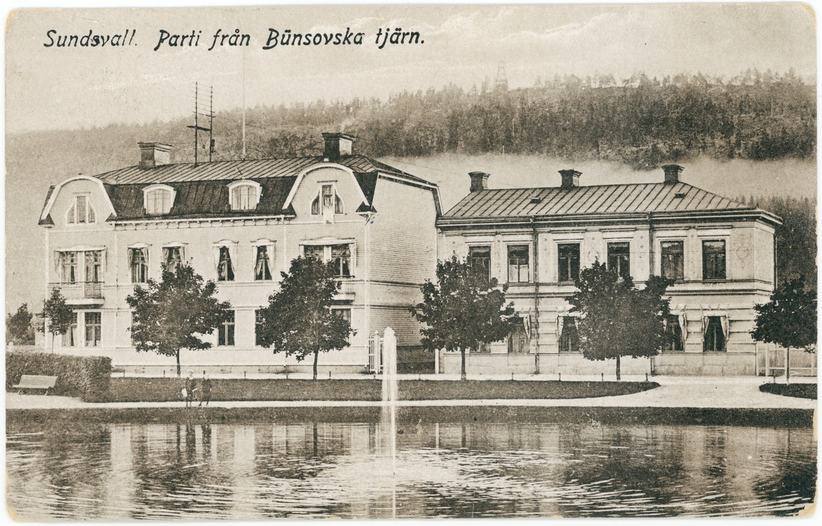 Bostadshus samt det som senare skulle bli Vita Bandets barnsköterskeskola (till höger) vid Bünsowska tjärn. Huset modifierades och en våning byggdes till. Norra Tjärngatan, Vykort.