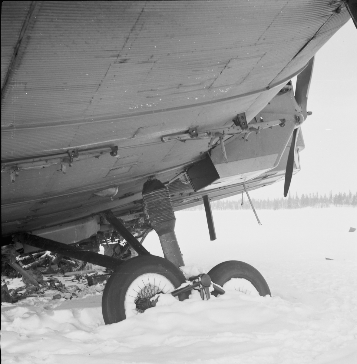 Nedskjutet sovjetiskt bombflygplan TB-3 märkt nummer 22198 vid Svenska frivilligkåren i Finland, F 19. Närbild av hjul.
