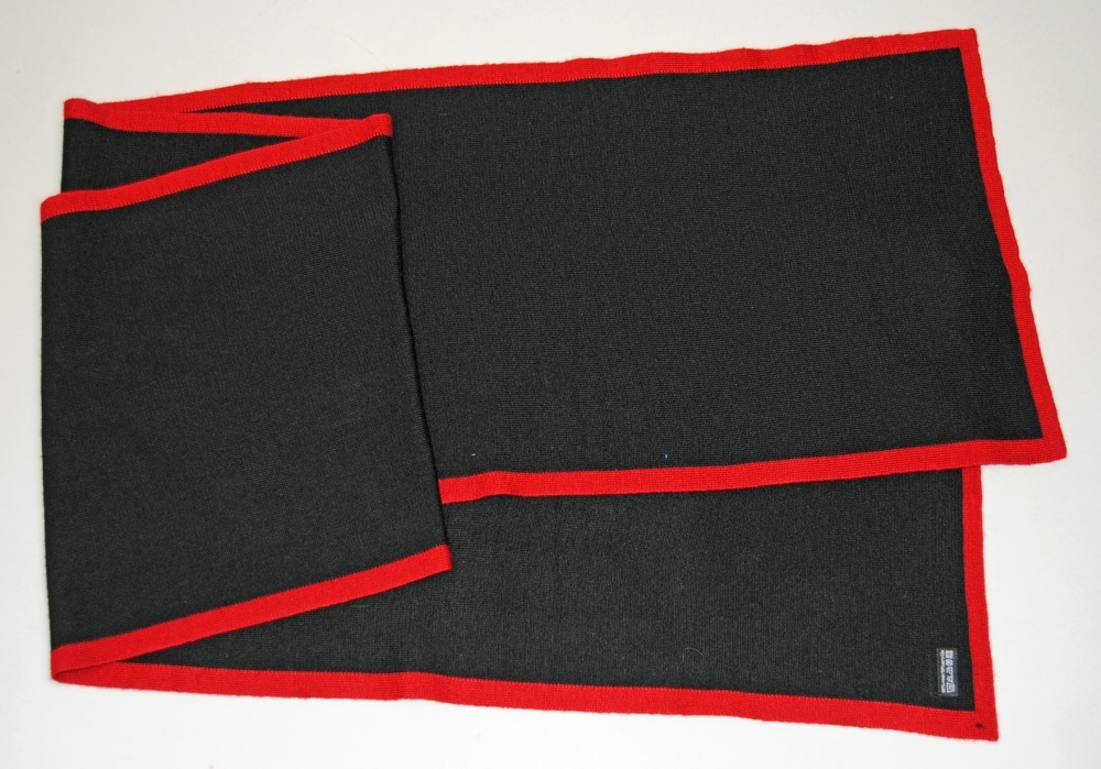 Lång svart stickad halshuk med röd kant runtom, av en ull/polyesterblandning. Märkt med påsytt SJ:logga i grått på svart tygmärke.

Halsduken tillhör 2008 års uniformsreglemente för SJ.