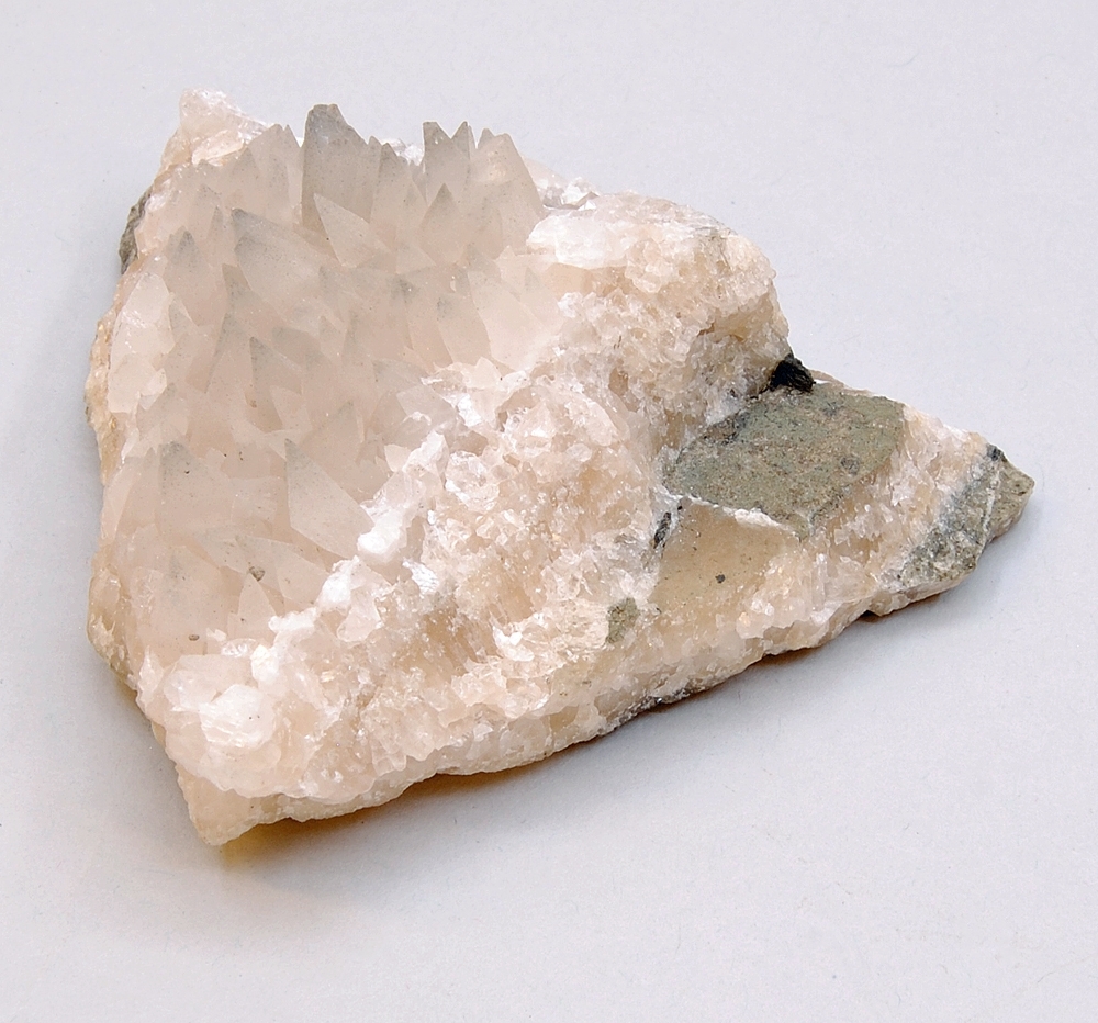 Bergartsprov i vit kalcit med kristaller.