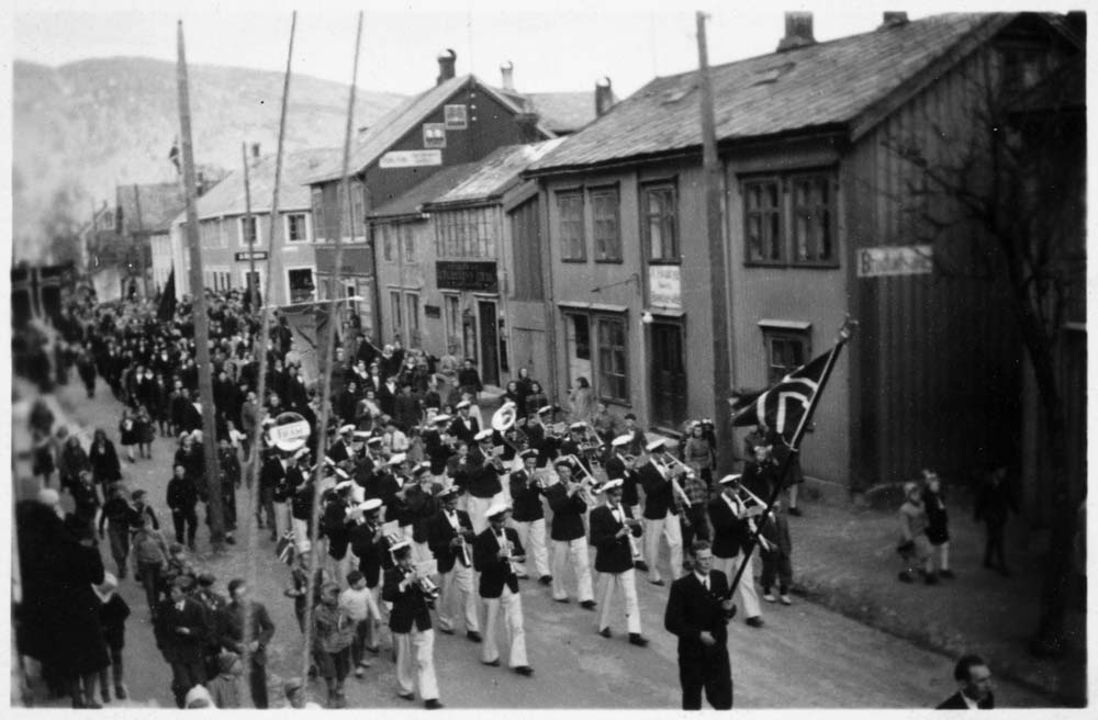 Nasjonaldagsfeiring. 17. mai. Korps (Hornmusikken Fram), tog og folkemengde som kommer ned Peter Bechs gate mot Sjøgata.