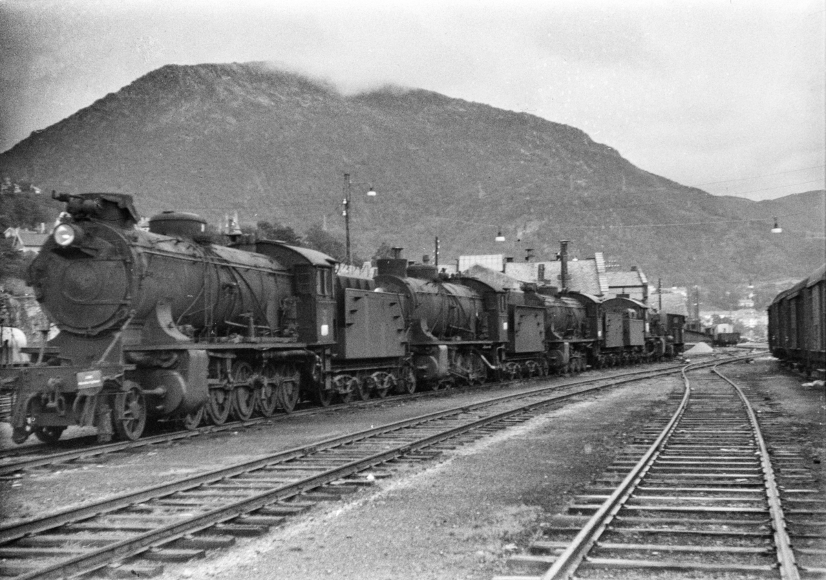 Utrangerte damplokomotiver type 39a, nærmest nr. 166, på Sjøsporet på Bergen stasjon.
